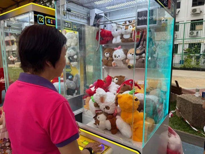 A child at a claw machine